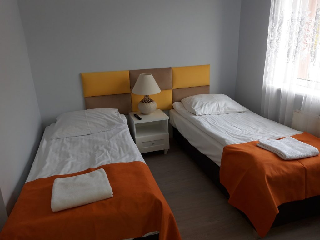 Pokój hotelowy z dwoma łóżkami
